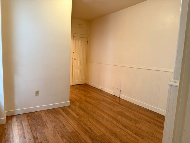 Building Photo - First Floor 1 Bedroom w/ BONUS ROOM and Ce...