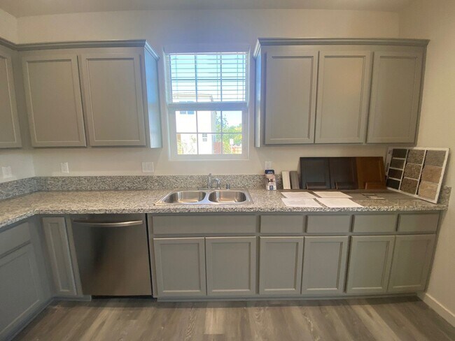 Building Photo - 3/2.5 home in Private Gated Community with Yard