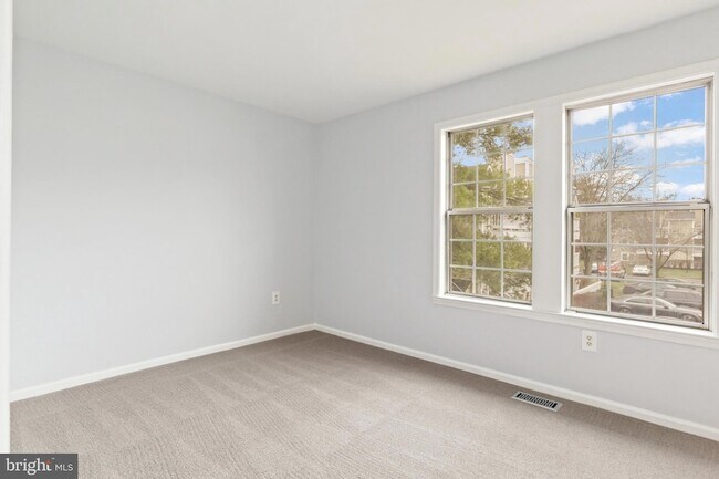 Building Photo - 2403 S Walter Reed Dr