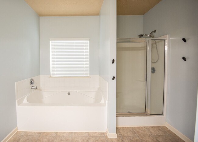 Building Photo - Beautiful home available today!