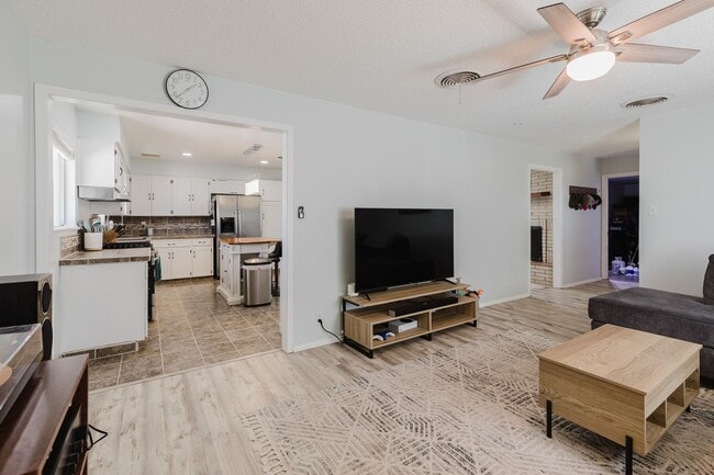 Building Photo - Adorable 3 Bedroom Home