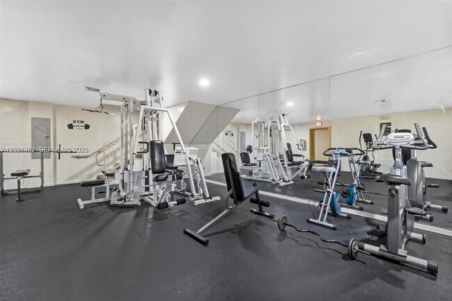 Building Photo - 8860 Fontainebleau Blvd