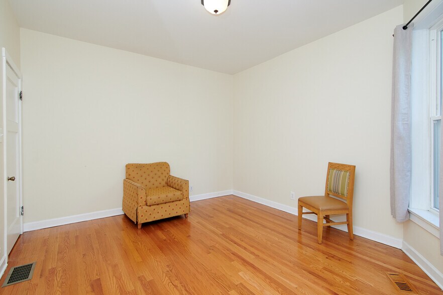 Building Photo - 5121 S Ingleside Ave