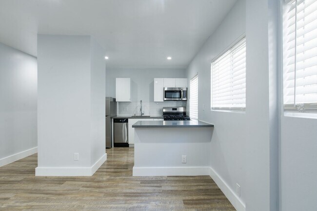 Interior Photo - 1630 - 1636 N Fuller Ave