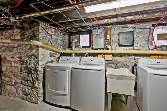 Building Photo - 67 Oregon Ave