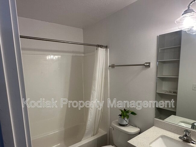 Building Photo - 912 Queensmill Ln