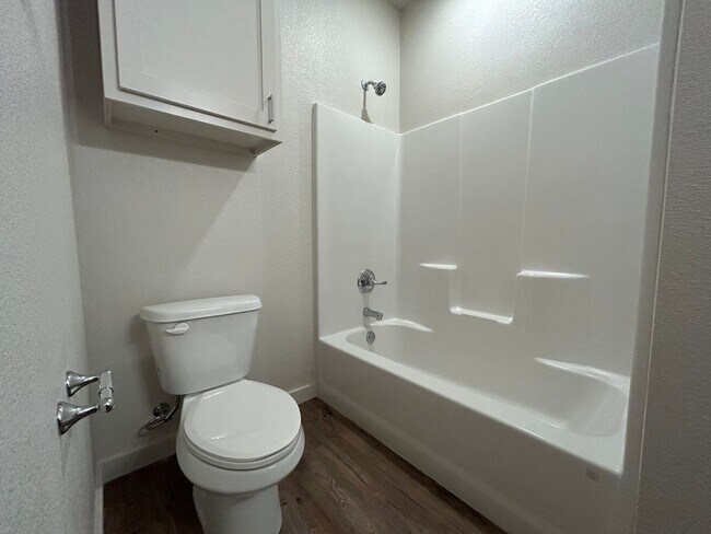 Building Photo - Luxury Townhome in Abbey Glen Community!