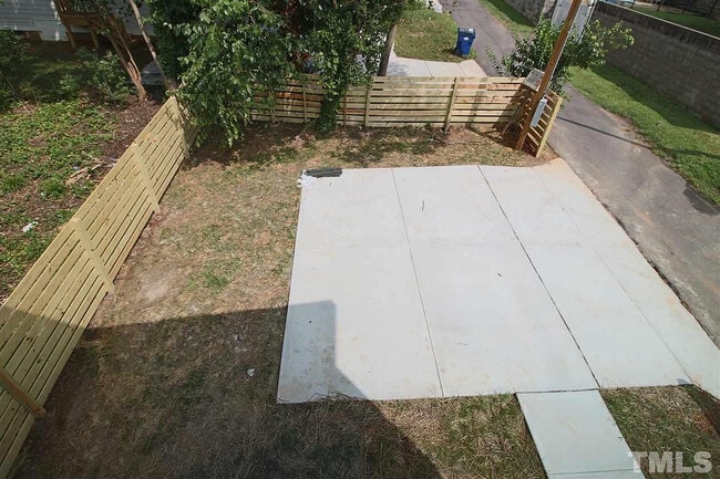 Building Photo - Room in Single Family Home on Heck St