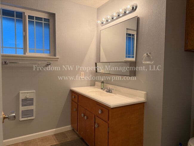 Building Photo - 1537 Draham St NE