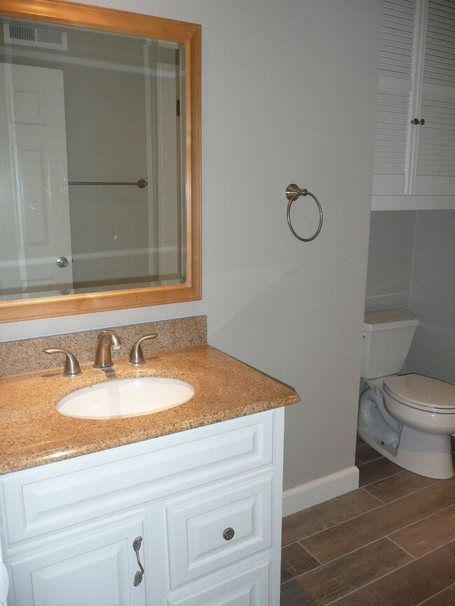 Building Photo - Great 2 bed/2bath in Tustin Villas