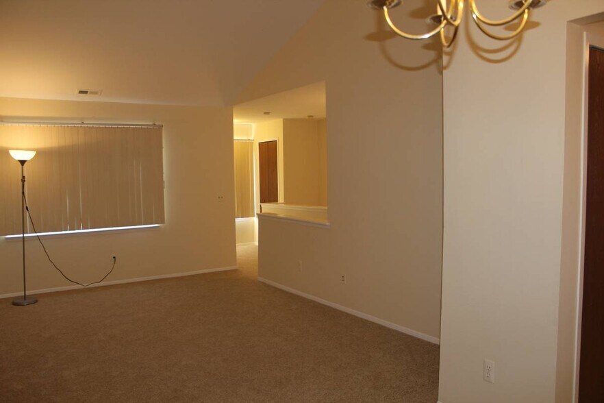 Building Photo - 1629 Emerson Cir