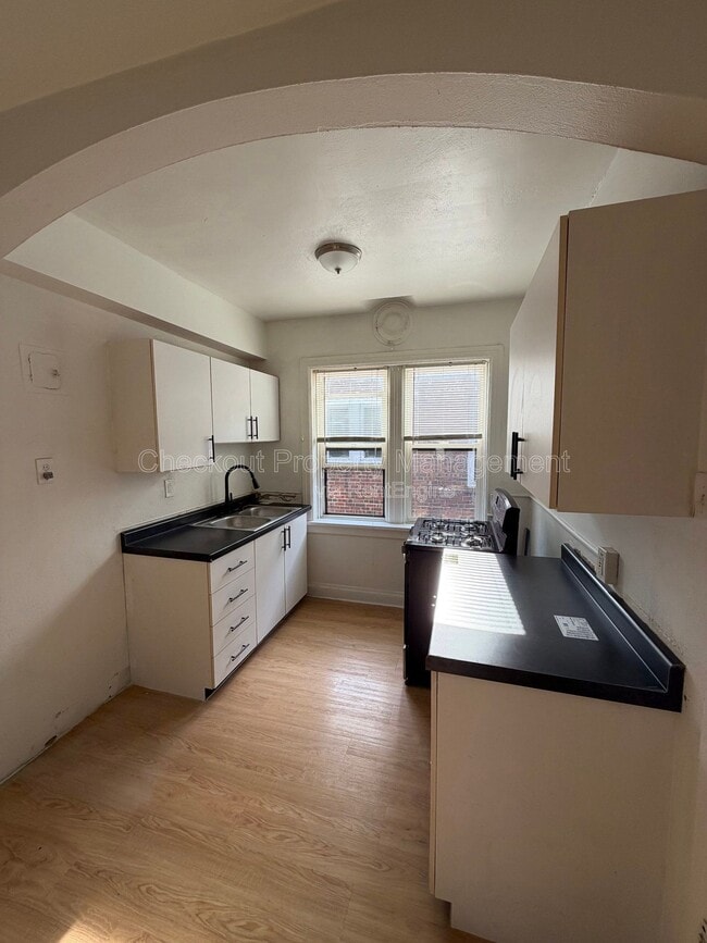 Interior Photo - 7334-40 Forsyth Blvd
