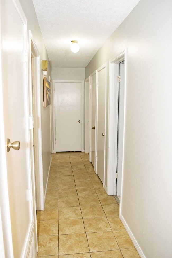 Building Photo - 738 Carondelay Dr