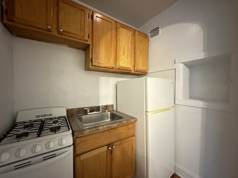 Building Photo - 2536 N Sawyer Ave