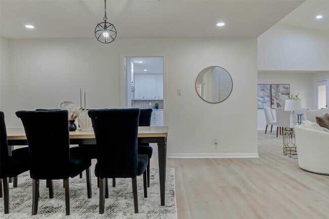 Building Photo - 10303 Chevy Chase Dr