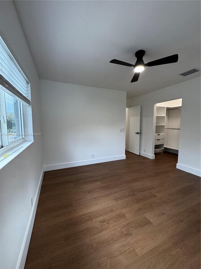 Building Photo - 1460 SW 24th Ct
