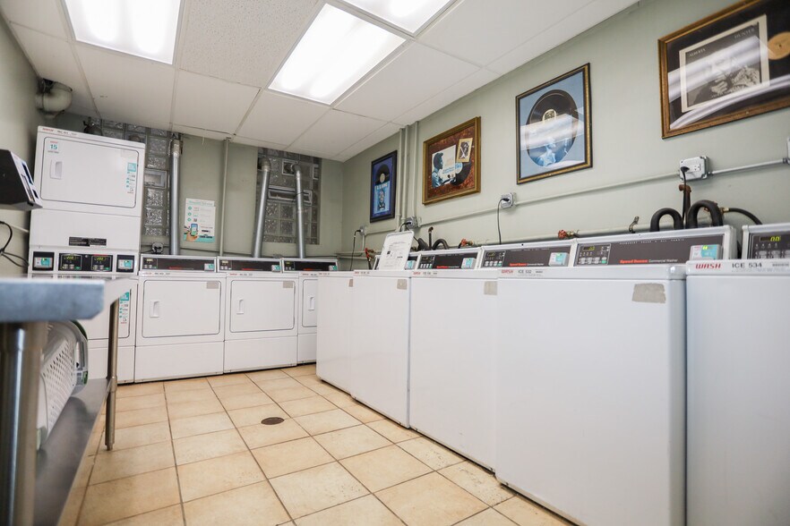 Building Photo - 6233 N Winthrop Ave