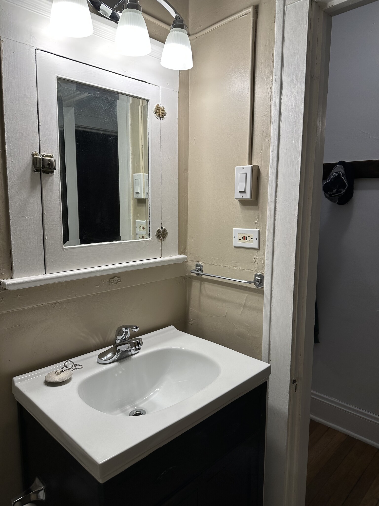 Main bathroom - 3517 Hildana Rd