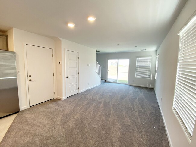 Building Photo - 3 Bedroom 2.5 bath home in Townhome in Cad...