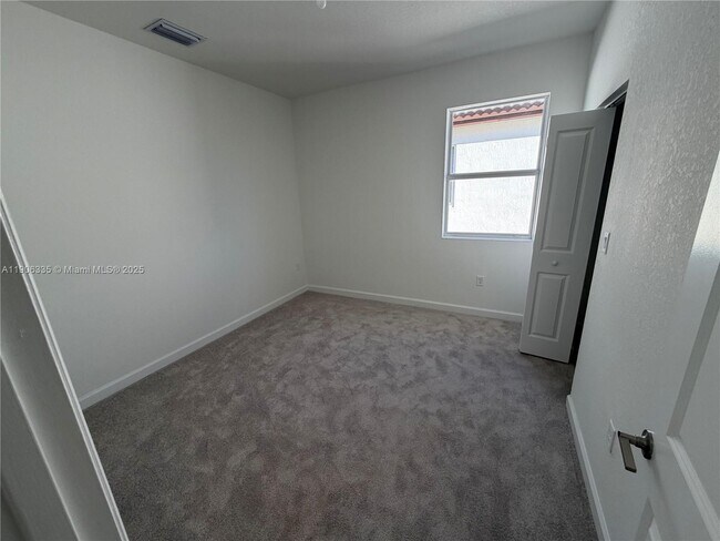 Building Photo - 2426 SE 26th Ln