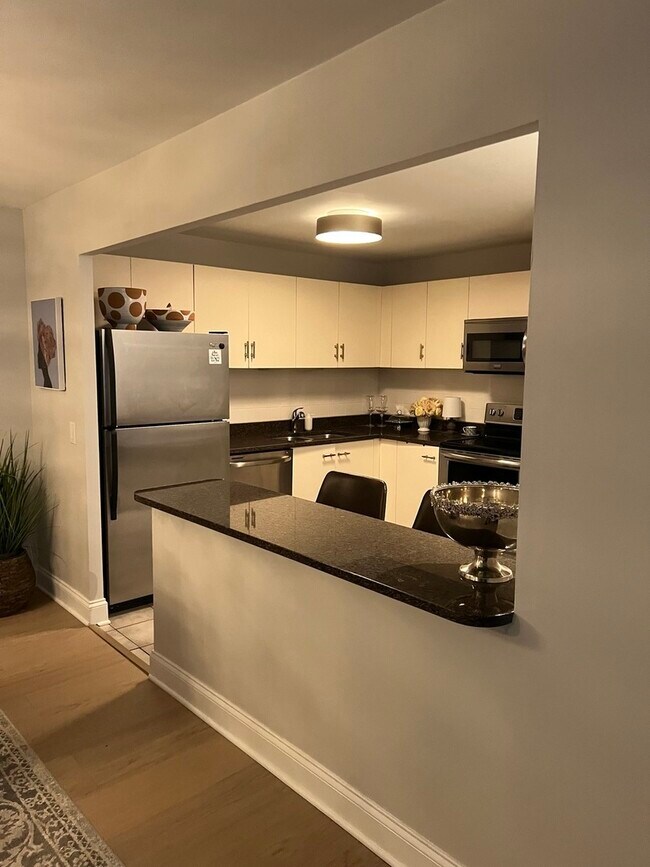 Building Photo - 110 E Delaware Pl