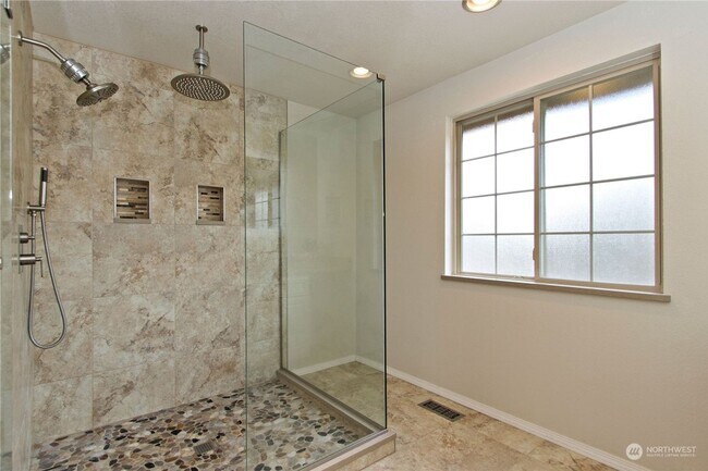 Building Photo - Charming 4 Bedroom home with fenced yard a...