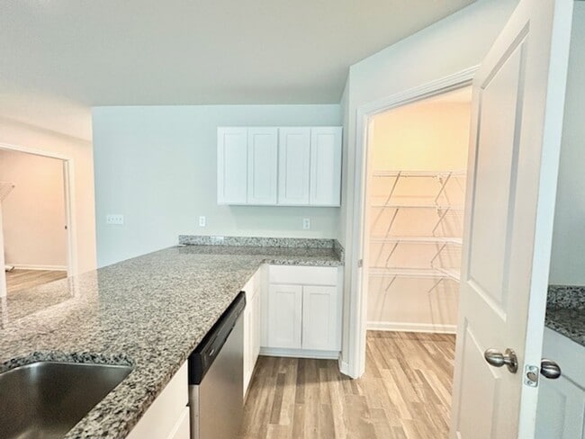 Building Photo - 462 Whispering Creek Ave