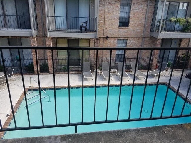 Building Photo - 2425 Underwood St