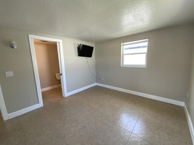 Building Photo - Beautiful 2 bed, 2 updated baths home in the sought-after boating community of Gulf Harbors.
