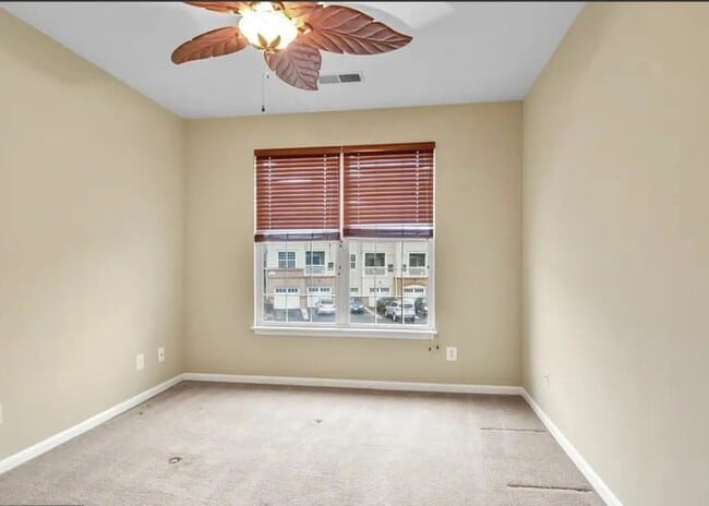 Building Photo - 43865 Hickory Corner Terrace