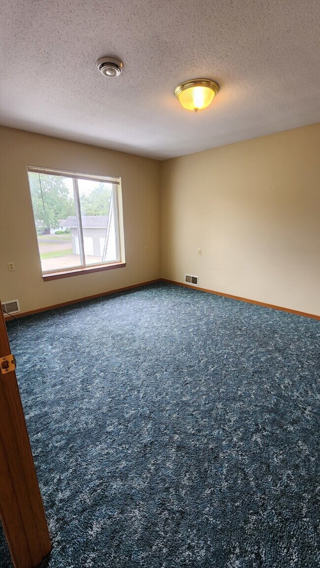 Building Photo - 2 Bedroom, 1 1/2 Bathroom Apartment With A/C & Garage - Available Now!