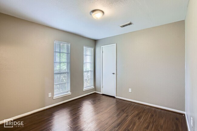 Building Photo - 5607 Circlegate Dr