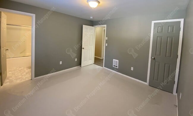 Building Photo - Single-Level 3 BR - 2 BA Rancher in Southw...