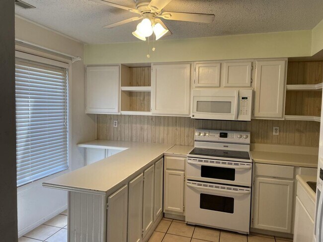 Building Photo - Beautiful Unit overlooking the Little Cree...
