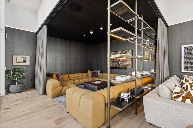 Building Photo - 610 Davis St