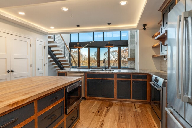 Building Photo - 215 E Pleasant St