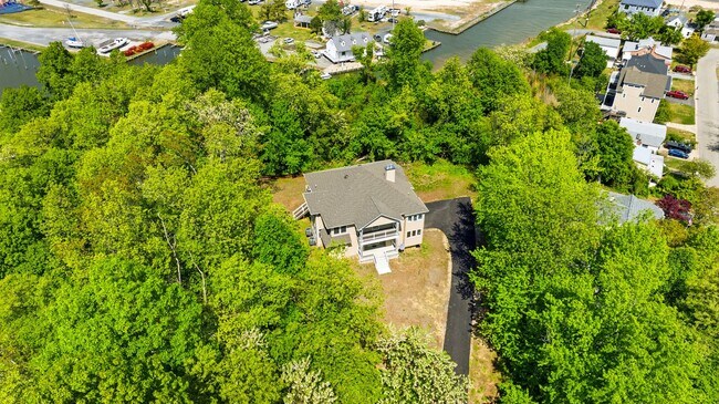 Building Photo - 5116 Shore Dr