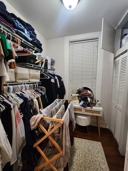 Building Photo - 1623 N Hermitage Ave