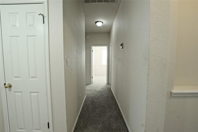 Building Photo - 704 Thrush Dr
