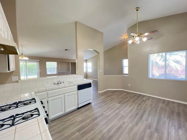 Building Photo - Northwest Bakersfield