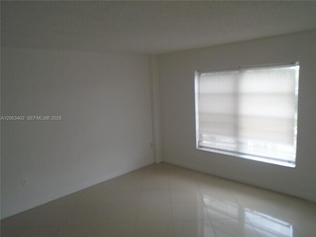 Building Photo - 4174 Inverrary Dr