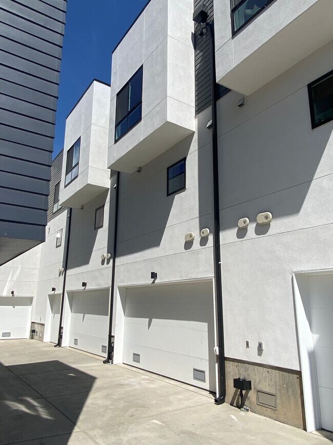 Building Photo - 2400 S Delaware St