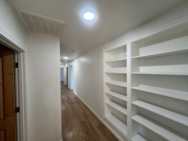 Building Photo - Beautiful Unique 4 Bedroom home with a loft & 3 full bathrooms! Move In Special $500 off first mo...