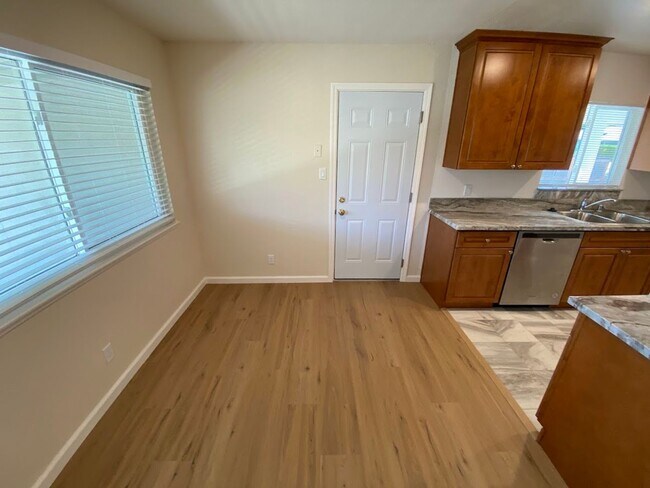 Building Photo - Renovated 3 Bed 1 Bath Home near Bradshaw and highway 50 in Rancho Cordova