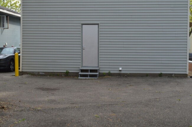Building Photo - 1425 6th St SE