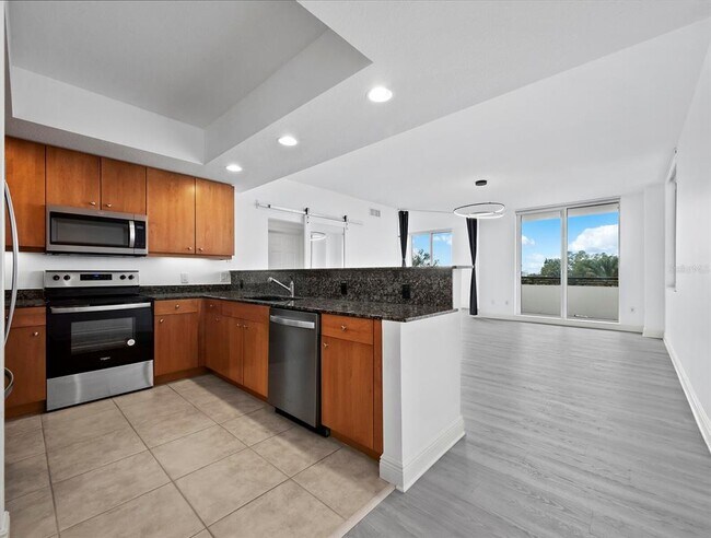 Building Photo - 800 N Tamiami Trl