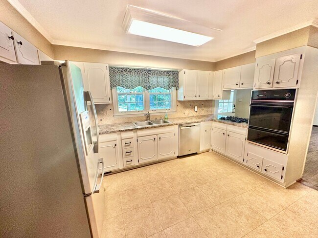 Building Photo - 621 Hanover Ct