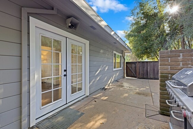 Building Photo - 1084 Brown Ave