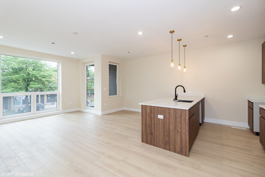 Building Photo - 3045 W Irving Park Rd