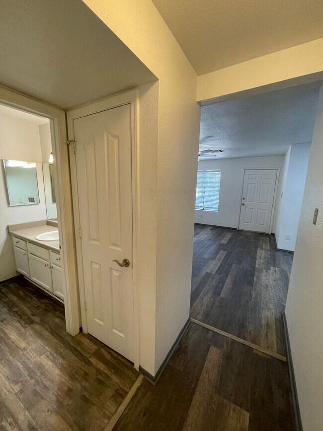 Building Photo - Centrally Located Townhouse!